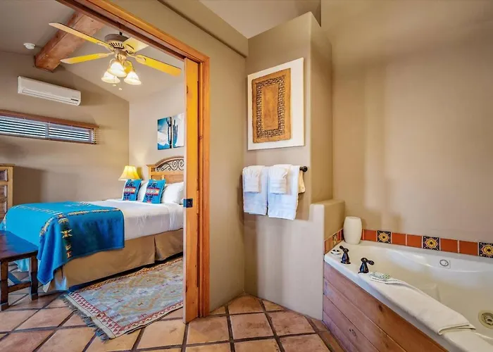 King Casita Shared Hot Tub - Breakfast Included *