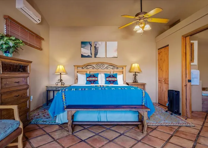 King Casita Shared Hot Tub - Breakfast Included