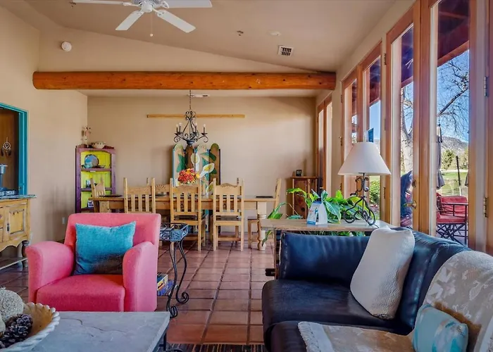 King Casita Shared Hot Tub - Breakfast Included