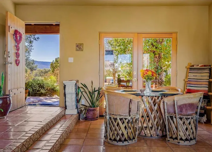 King Casita Shared Hot Tub - Breakfast Included * Sedona