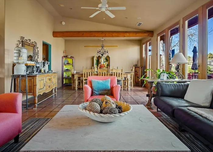 King Casita Shared Hot Tub - Breakfast Included *