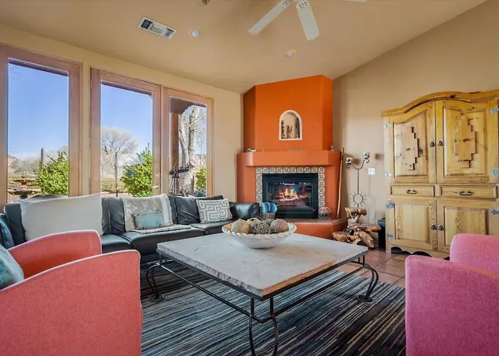 King Casita Shared Hot Tub - Breakfast Included *